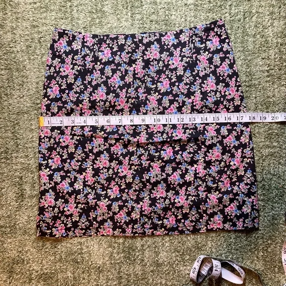 Vintage Blue brand skirt, size 7. Delicate floral pattern on a black backdrop. - Picture 4 of 9